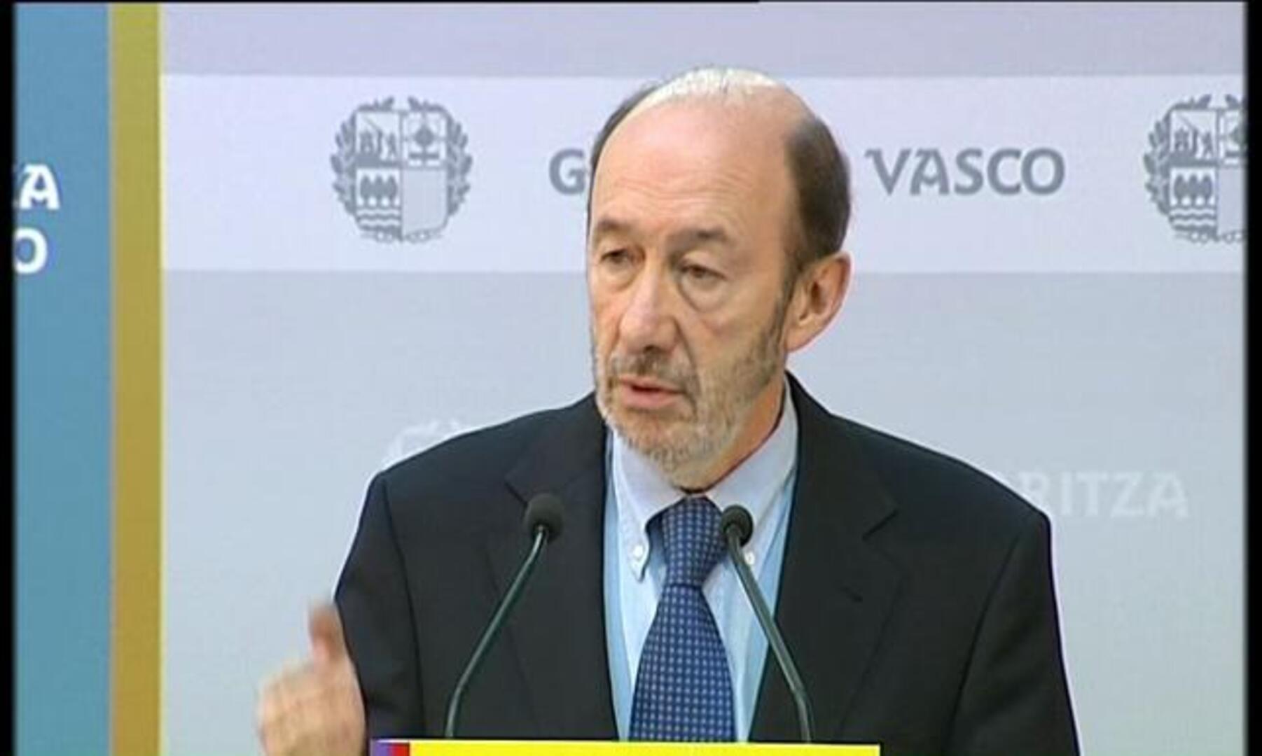 Rubalcaba dice que Gobierno vasco y central pondrán «dos lupas» sobre las listas para que «nadie burle la ley»