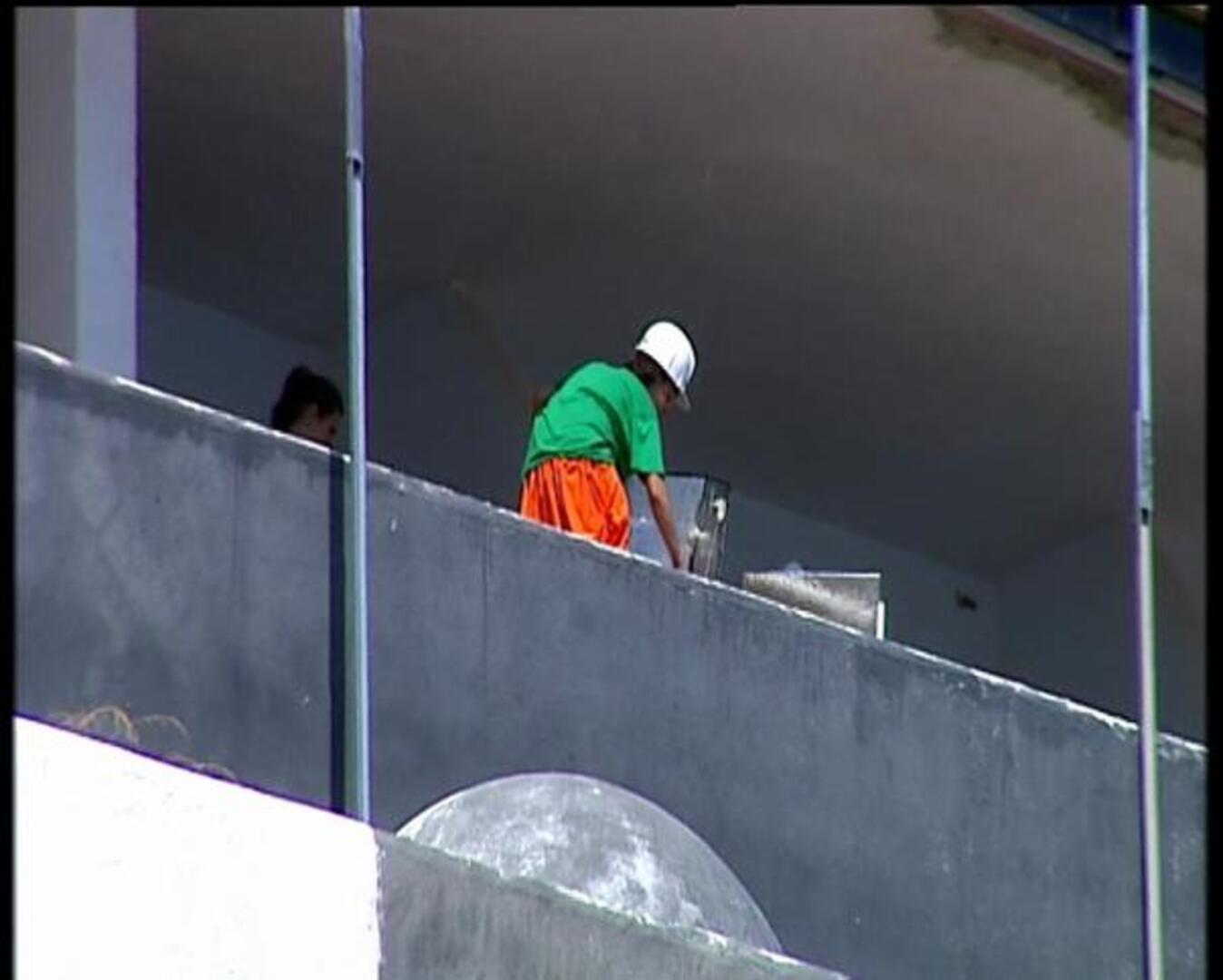 Greenpeace «ocupa» el hotel ilegal de El Algarrobico para exigir su demolición