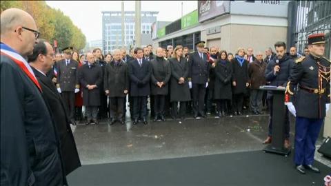 El presidente de Francia y la alcaldesa de París frente a una de las cafeterías donde tuvo lugar la matanza