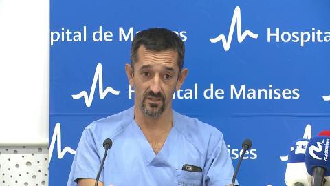 Imagen de Mike con el doctor Cavadas tomada este jueves en el hospital de Manises