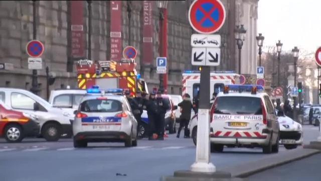 La Policía francesa en los alrededores del Museo del Louvre