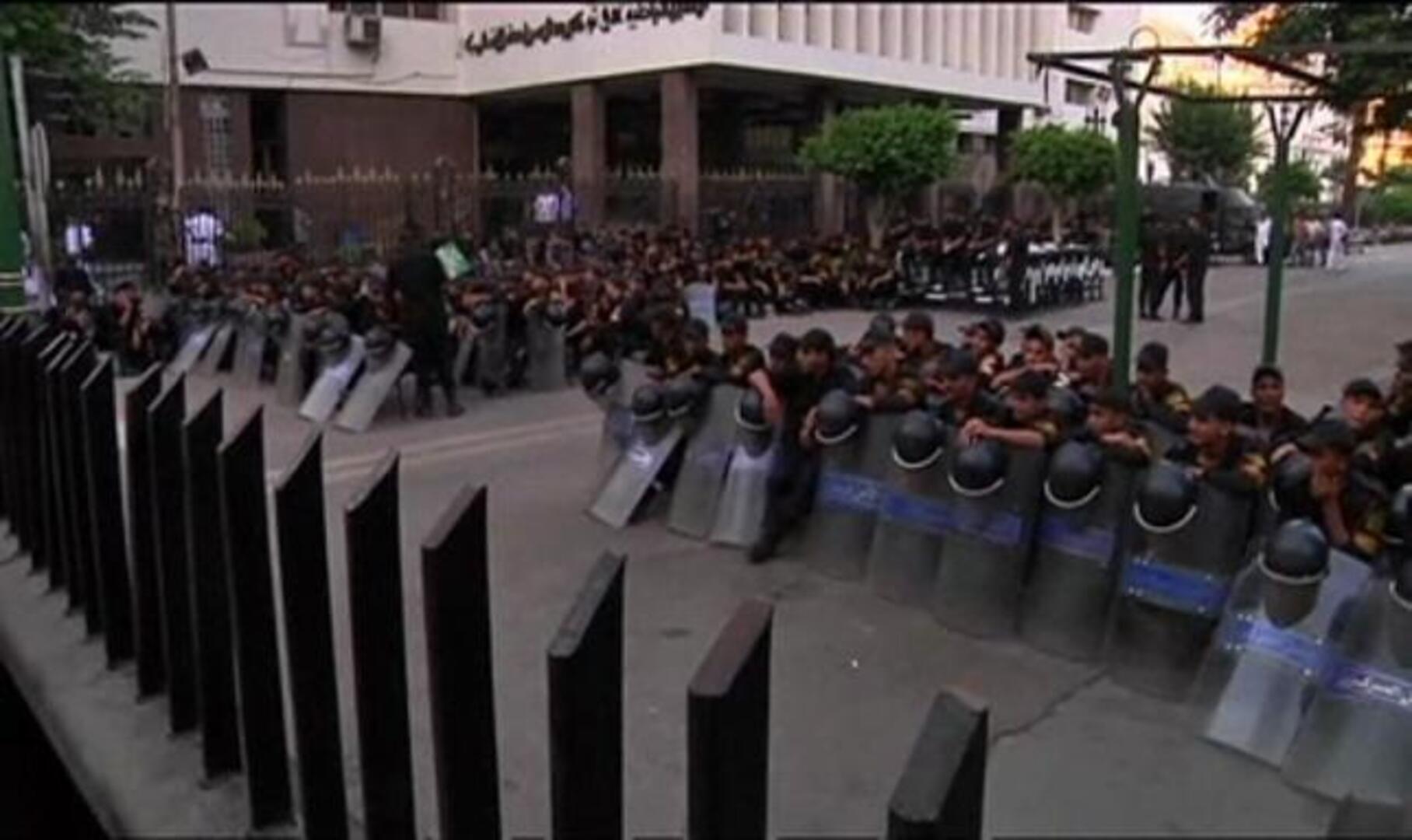 Miles de Hermanos Musulmanes batallan por el Parlamento en la plaza Tahrir