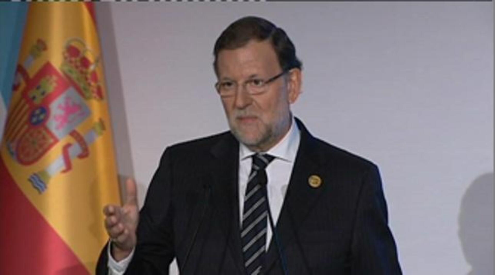 Rajoy saluda al ministro de Exteriores francés, Laurent Fabius, tras guardar un minuto de silencio