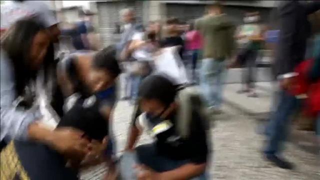 Un manifestante brasileño frente a una barricada en llamas durante la huelga general en Brasilia
