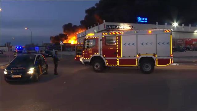 Espectacular incendio de una planta de reciclaje en Alcorcón, Madrid
