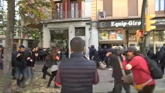 Los Mossos han cargado contra los CDR cuando trataban de impedir un acto de Vox en la Plaza 1 de Octubre.