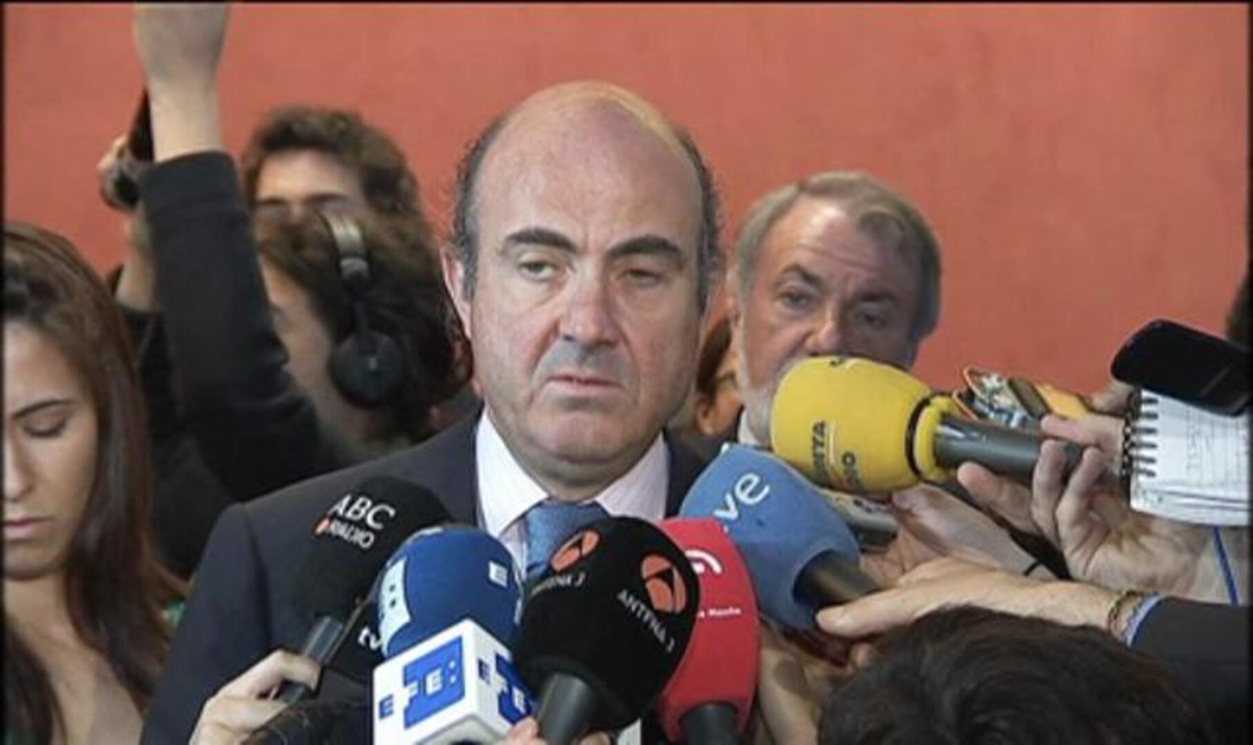 De Guindos defiende la posibilidad de que se recapitalice a los bancos desde Europa