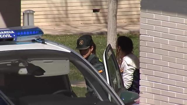 La Guardia Civil registra la casa de la pareja de Godella acusada de haber matado a golpes a sus dos hijos de 3 años y 5 meses