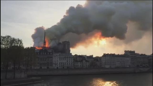 Espectacular incendio en la catedral de Notre Dame