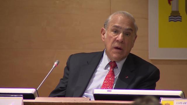El secretario general de la OCDE, Ángel Gurría, iz., acompañado por el ministro de Economía, Luís de Guindos