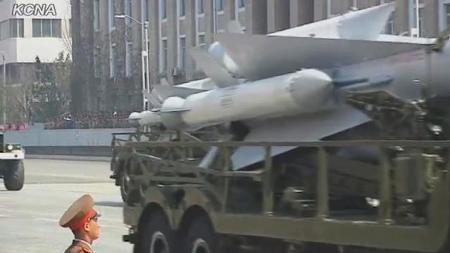 El dictador norcoreano Kim Jong-un inspecciona una bomba de hidrógeno