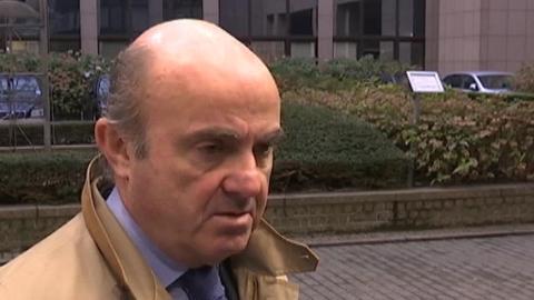 El ministro español de Economía, Luis de Guindos (dcha), a su llegada a la reunión de los ministros europeos