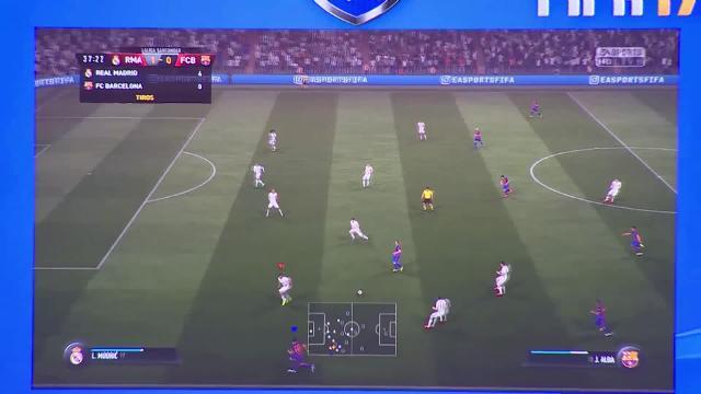 Una persona prueba un juego durante la pasada edición