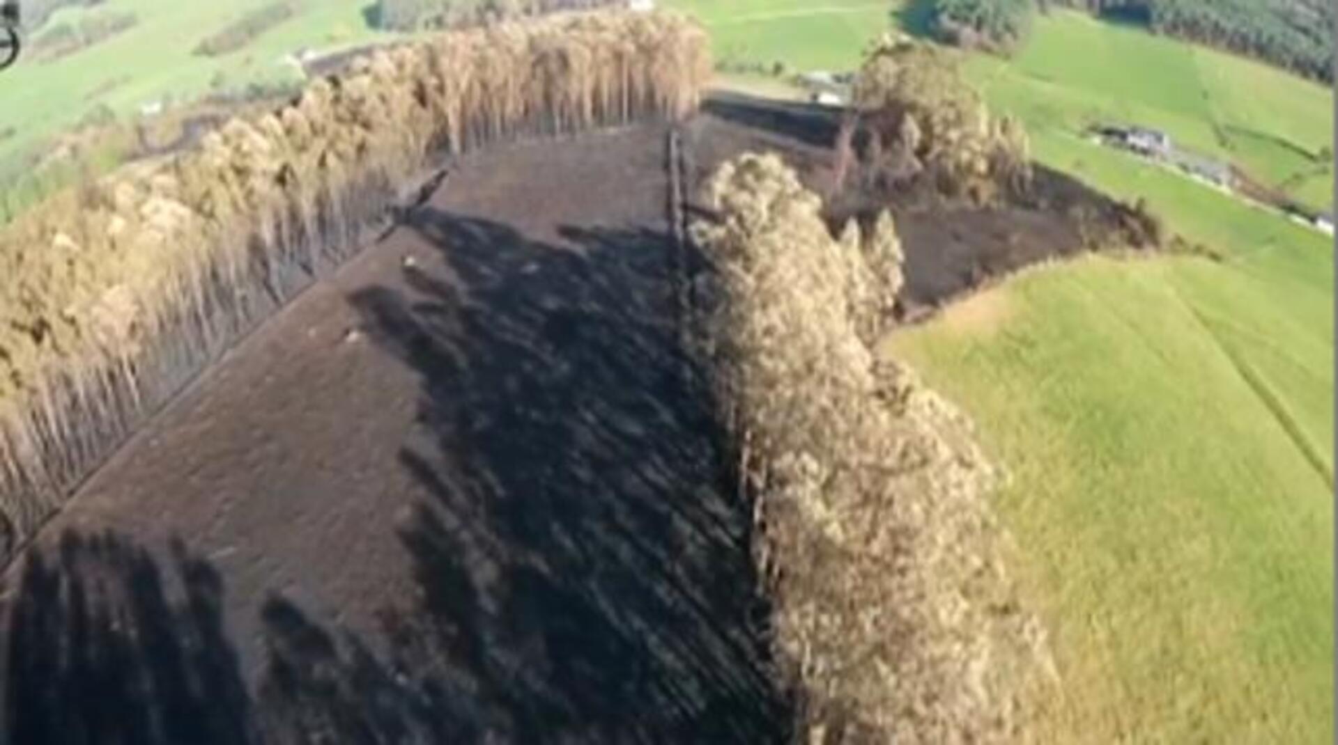Efectivos de la UME apagan el fuego en los montes próximos a la localidad de Bárcena Mayor, Cantabria