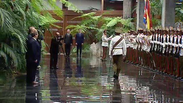 El presidente del Gobierno de España, Pedro Sánchez, y su esposa María Begoña Gómez escuchan al historiador cubano, Eusebio Leal, este viernes en La Habana