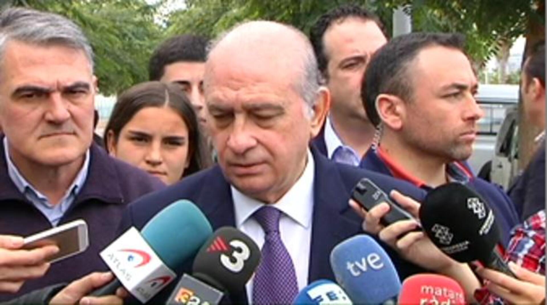 El ministro del Interior, Jorge Fernández Díaz, se dirige a atender a los medios de comunicación, hoy en Mataró (Barcelona)