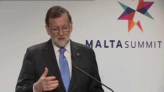 Foto de familia de los 28 en la cumbre de Malta