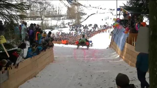 Alemania acoge una popular carrera de disfraces en trineo