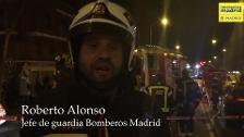 Bomberos de Madrid explican cómo han sacado los vehículos del socavón