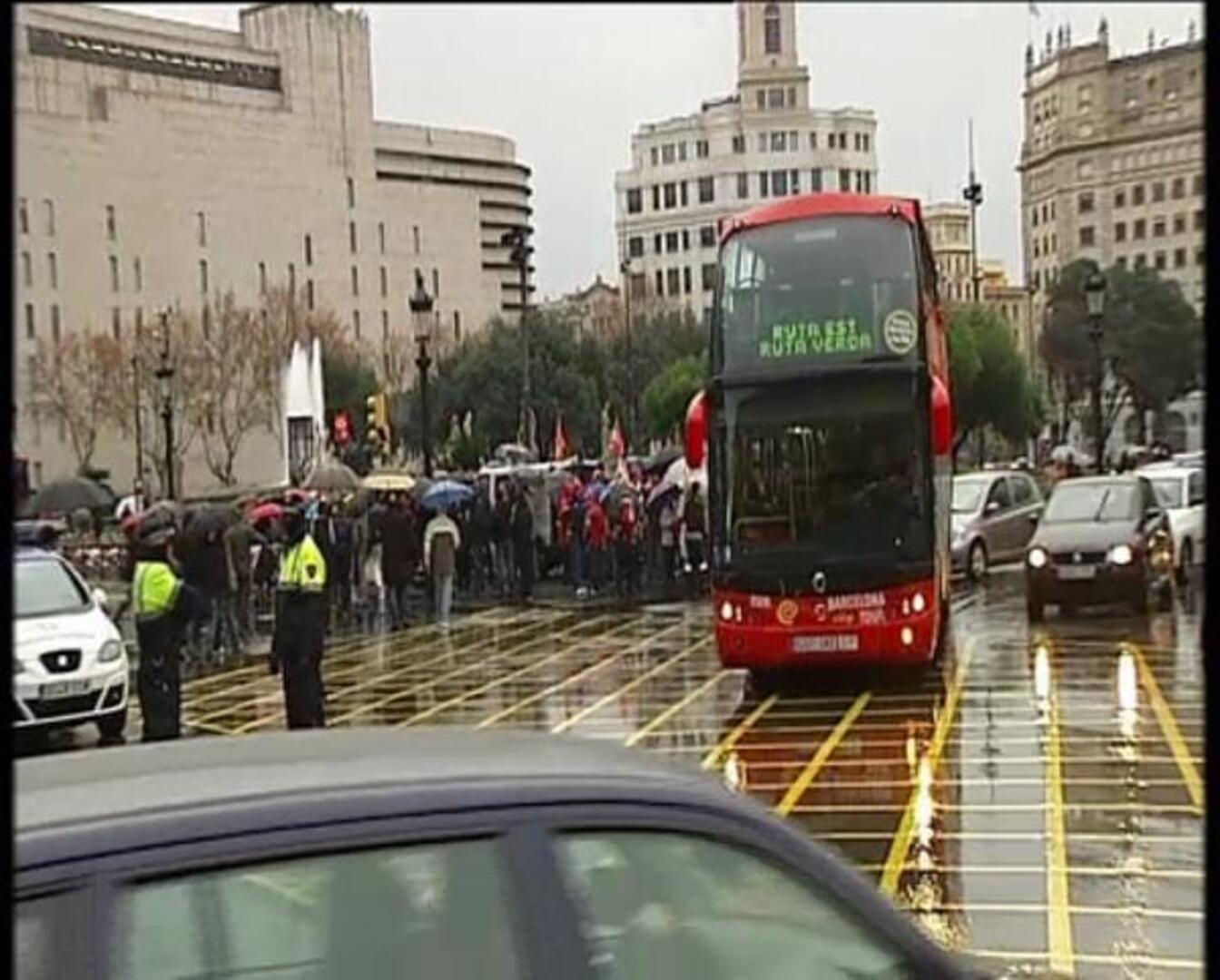 Miles de personas claman contra los recortes en Cataluña