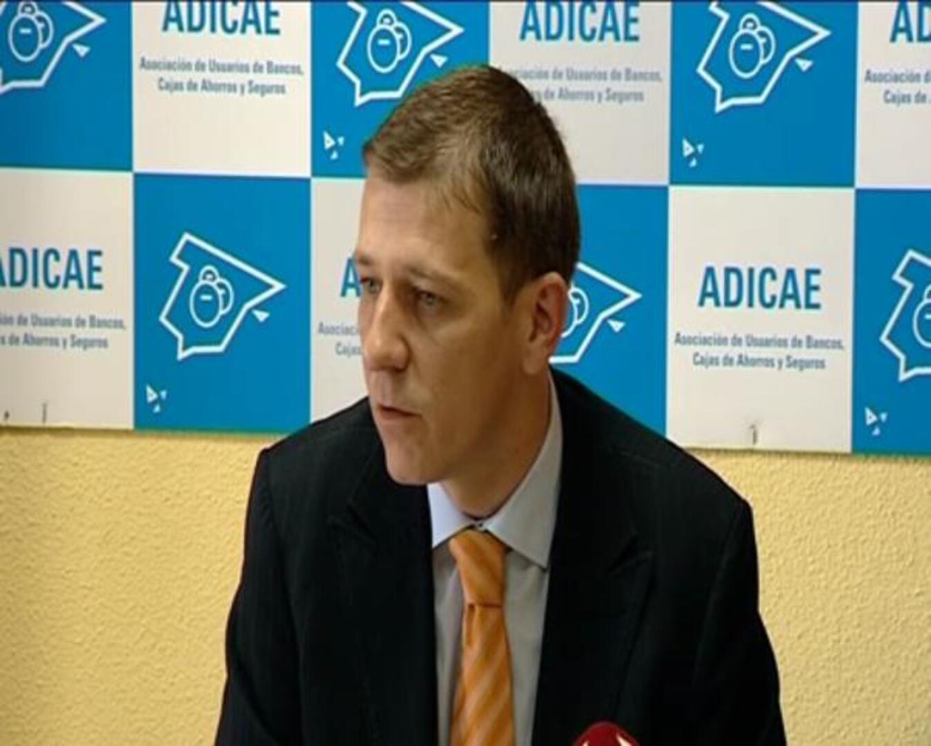 Adicae denuncia que las cajas han utilizado a sus clientes para «tapar agujeros»