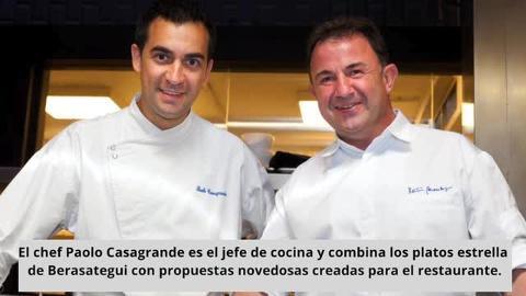 El cocicerno Martín Berasategui y el jefe de cocina, el italiano Paolo Casagrande tras recibir la tercera estrella Michelín en la gala de presentación de La Guía Michelin España&amp;Portugal