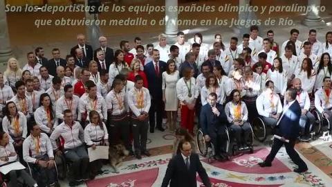 Los Reyes y la Infanta Elena reciben en audiencia a los deportistas olímpicos y paralímpicos