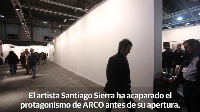 ARCO retira la obra de Santiago Sierra sobre los presos políticos