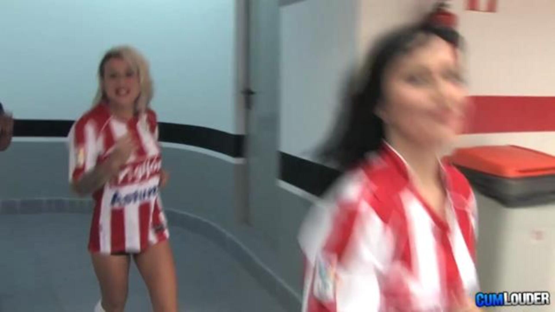 Actrices porno animan, a su manera, al Sporting de Gijón - abcdesevilla.es