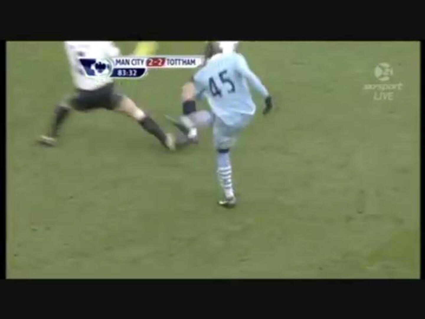 Balotelli pisó la cabeza de Scott Parker