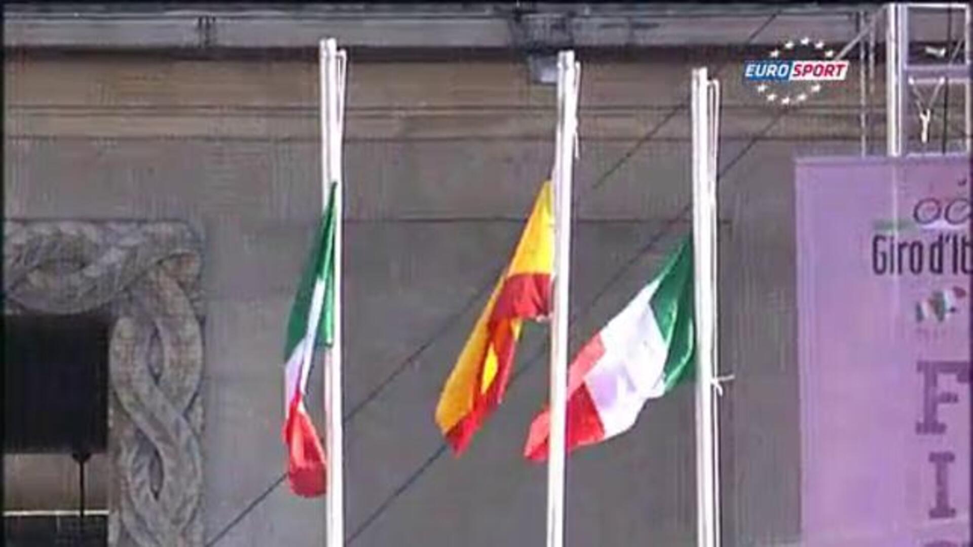 A Contador le ponen el himno de Pemán