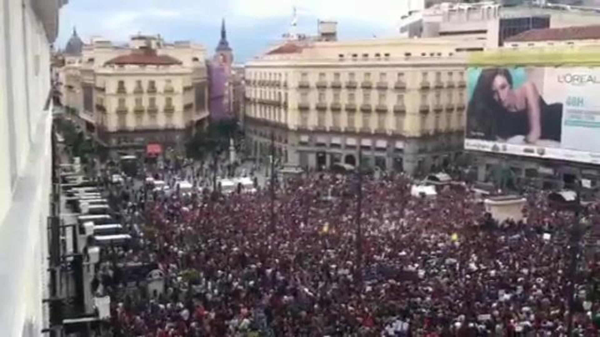 Miles de personas protestan en Sol por la situación social y política