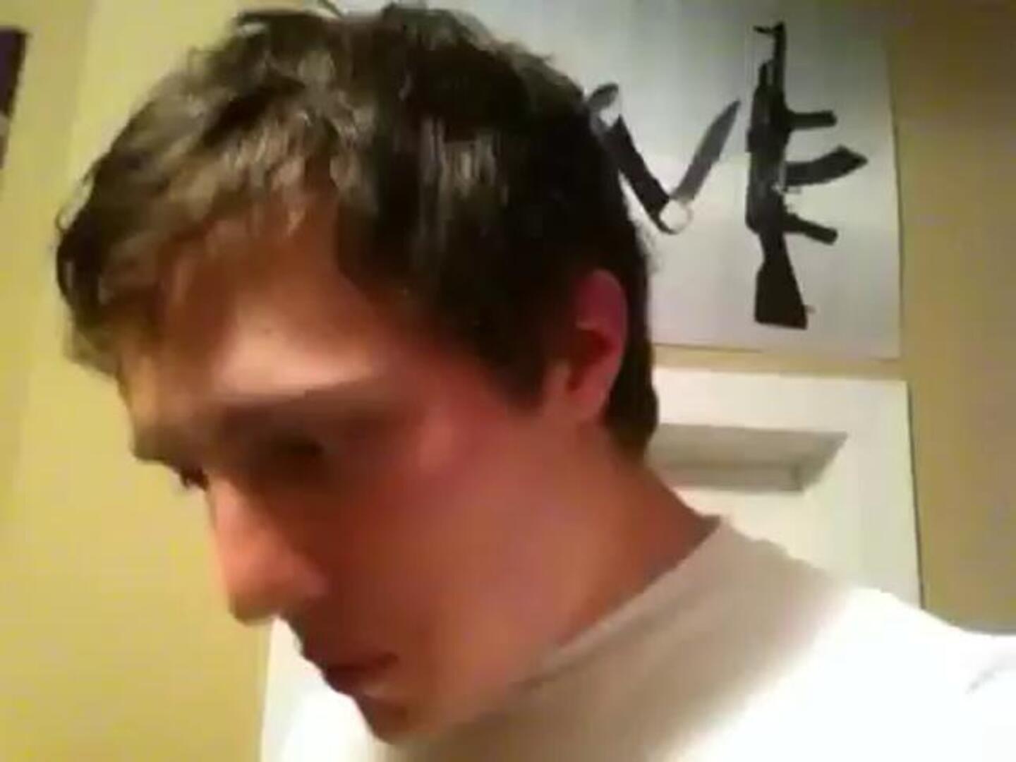 Angus T. Jones, el niño de «Dos hombres y medio», dice que la serie es una «mierda»