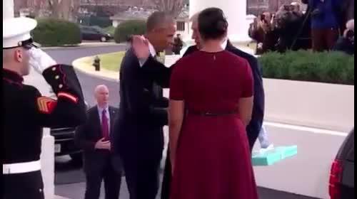 Vídeo: Regalo ofrecido por Melania Trump a Michelle Obama