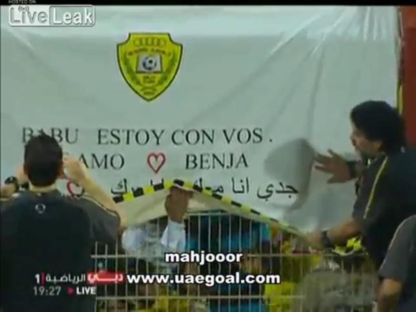 Maradona pierde los nervios y le da una patada a un aficionado