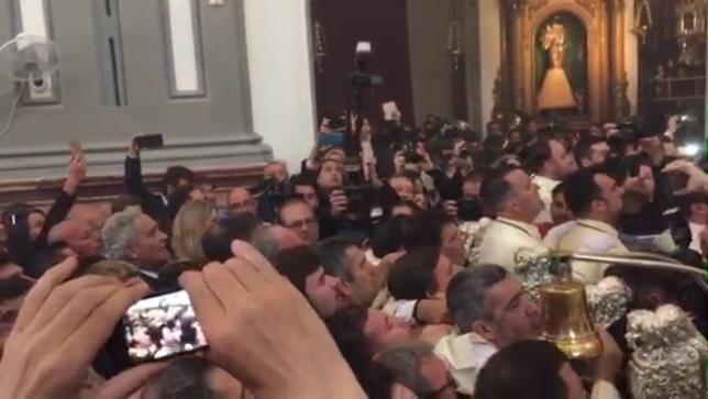 Antonio Banderas a los pies la Virgen de Lágrimas y Favores / J.J.M.