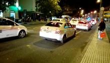 Los taxistas desoyen las advertencias de Juan Espadas y vuelven a colapsar las calles de Sevilla