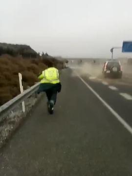 El vehículo se estrelló a toda velocidad contra uno de los patrulleros de la Guardia Civil que le cortaba el paso