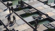 Así se monta el puente flotante que unirá Triana y Sevilla por la celebración del ejército español