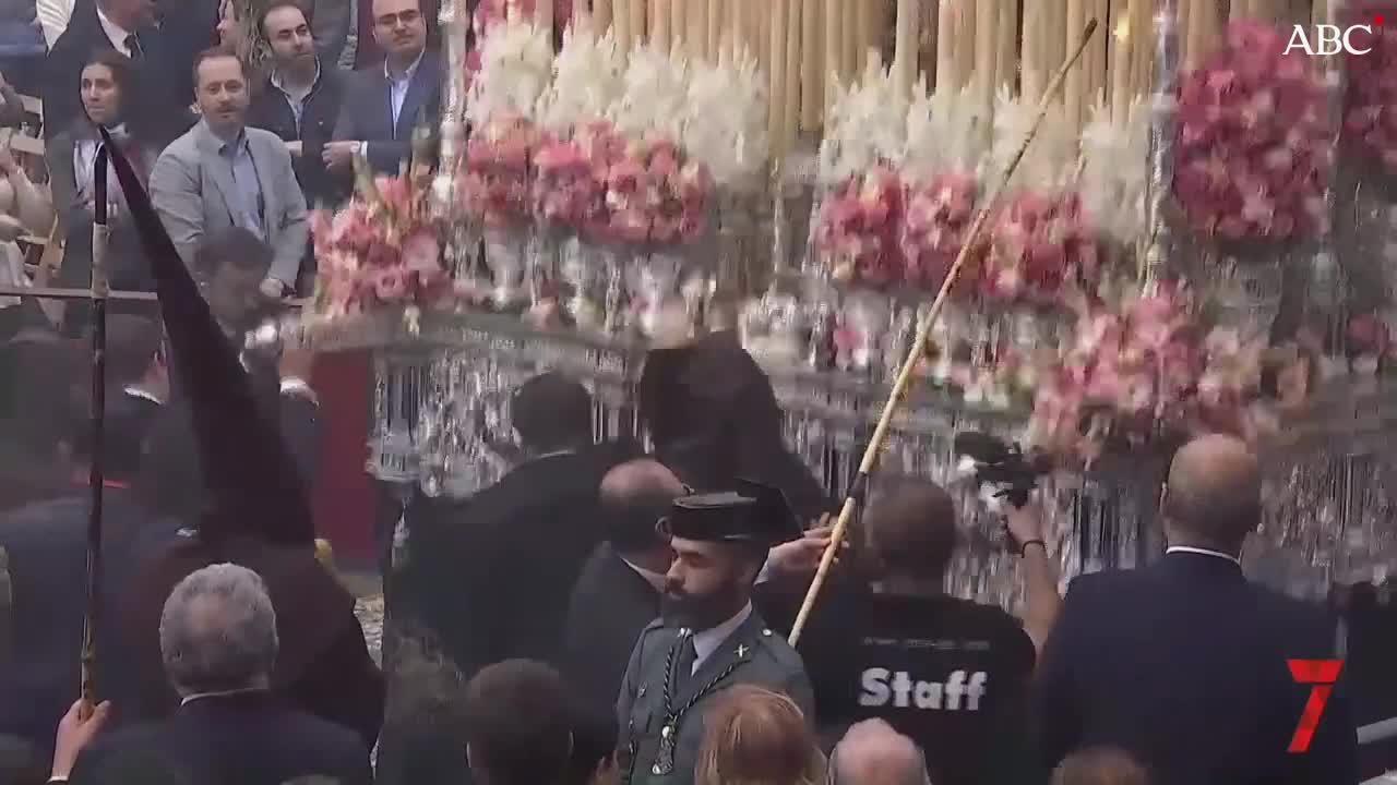 Palio de la Hermandad del Buen Fin a su llegada a la Campana, junto a la Banda de las Nieves