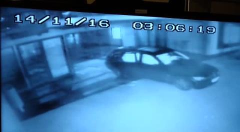 Imágenes captadas por las cámaras de seguridad de un centro comercial de Mairena durante uno de los robos