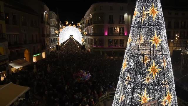 Una abarrotada calle Larios tras el encendio de la iluminación navideña