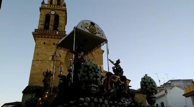 La procesión del Corpus de Ánimas, con la parroquia de San Lorenzo de fondo