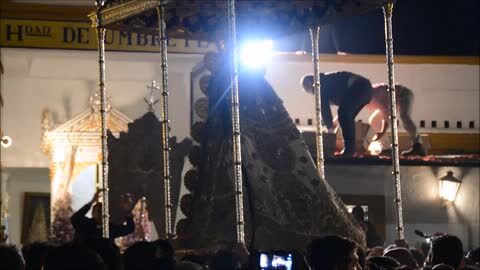 La Virgen del Rocío recorriendo las calles de la aldea almonteña