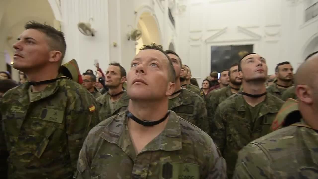 La ofrenda floral de los legionarios a la Blanca Paloma regaló momentos llenos de emotividad