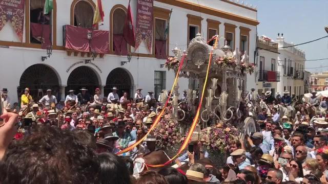 La carreta del Simpecado de la Puebla del Río subiendo los escalones de la parroquia de Villamanrique