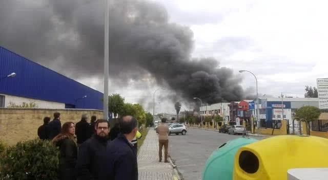 Los bomberos llevan horas trabajando para sofocar las llamas