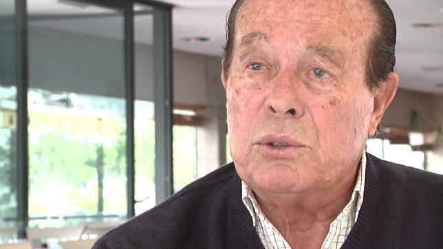 Curro Romero con la Torre del Oro de fondo