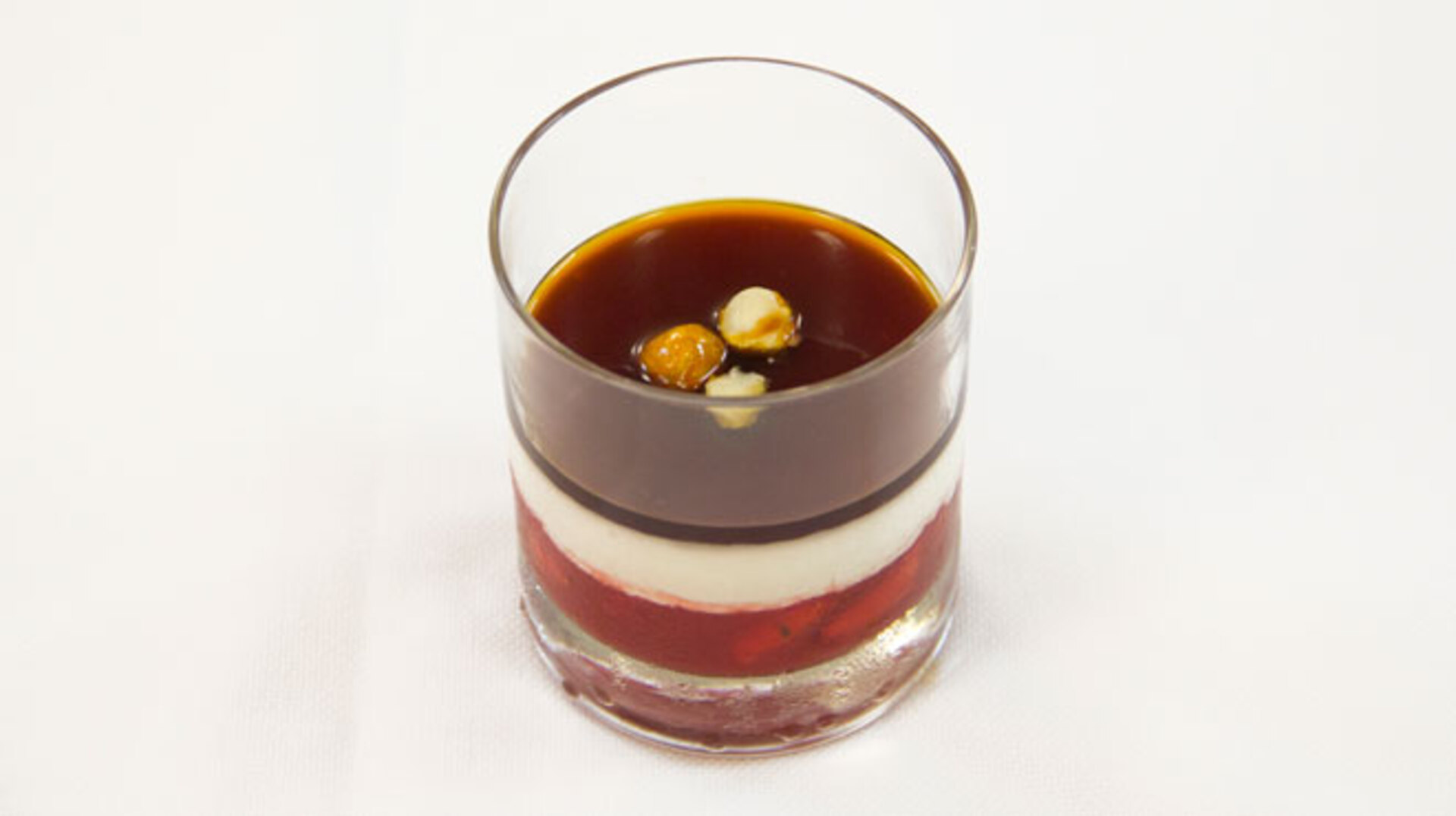 Fresas en su jugo con cremoso de vainilla y caramelo avellanas