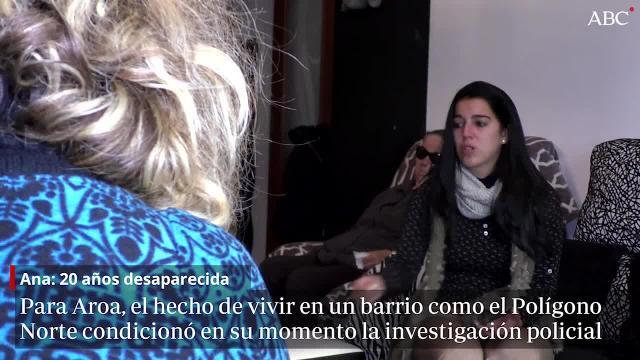 Aroa no puede frenar sus lágrimas al recordar a su madre Ana (en el detalle); detrás su abuela Cándida